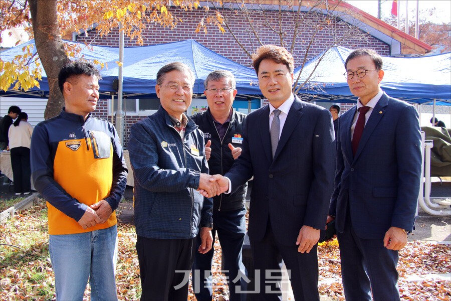 푸른솔교회 박신인 목사와 이종화 장로(오른쪽 두 번째, 첫 번째)에게 청송군의회 심상휴 의장과 박종근 청송읍장, 김영주 동장이 감사 인사를 전하고 있다.