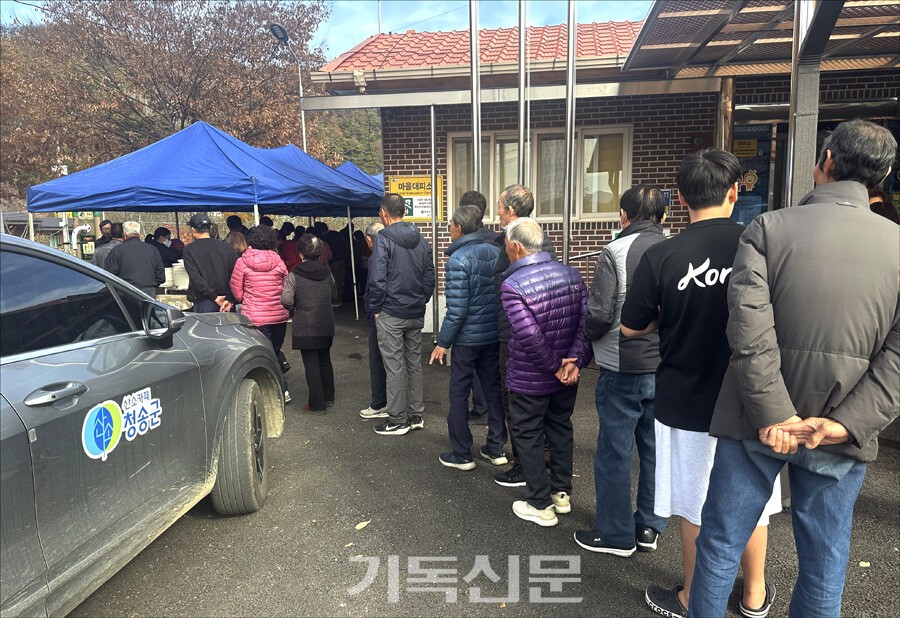 잔치에 주민들은 물론 청송군 자치단체장들이 모두 참석해 이재민들을 위로하고, 헌신적으로 이재민들을 섬긴 푸른솔교회에 감사를 전했다.