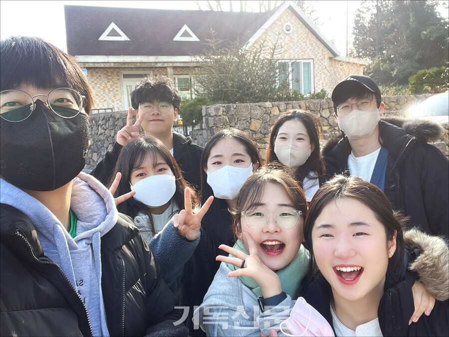 수능 이후 영적 공백기를 신앙의 골든타임으로 삼아 다음세대를 세우는 다양한 현장들이 주목받고 있다. 스탠드그라운드는 수능을 마친 고3들과 함께하는 제주도 힐링 여행 ‘고삼세끼’를 10년째 이어가는 것과 더불어 올해부터 이를 확장한 프로그램 ‘스물찾기 커뮤니티’를 시작해 수험생들의 신앙적 정체성을 단단히 하는 일에도 힘쓴다.