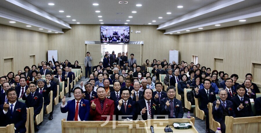 화양중앙교회가 11월 21일 새 예배당 재건축 헌당 감사예배를 드렸다. 작년 12월 화재로 예배당과 사택 등이 전소한 지 11개월만에 기적처럼 새 예배당을 마련했다. 화양중앙교회 지원에 앞장섰던 충청노회화재대책위원들을 비롯해 109회기와 110회기 총회임원들, 총회 산하 기관 대표 등이 헌당예배를 드린 후 손하트를 하며 화양중앙교회 새 예배당 헌당을 축하하고 있다. 