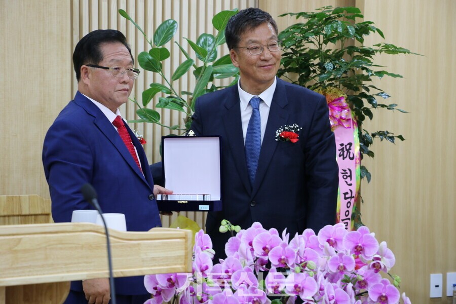 고상만 목사가 충청노회화재대책위 정진모 목사(사진 왼쪽)와 위원들에게 감사패를 전하고 있다. 