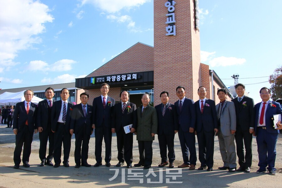 화양중앙교회 새 예배당 건축에 장로들도 큰 힘을 보탰다. 부총회장 홍석환 장로를 비롯해 증경부총회장들과 전국장로회 및 전국남전련 임원들이 기념식을 갖고 있다. 