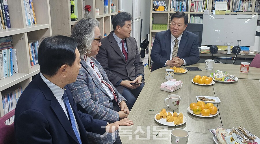 구제부 임원들이 총회 소속 교회들이 각양의 이유로 상정한 재정 보조 청원의 건을 심의하고 있다.