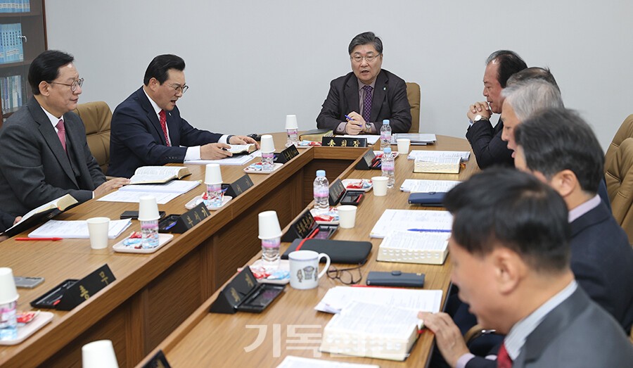총회장 장봉생 목사와 임원들이 11월 19일 총회본부 회의실에서 6차 회의를 갖고 안건을 토의하고 있다.