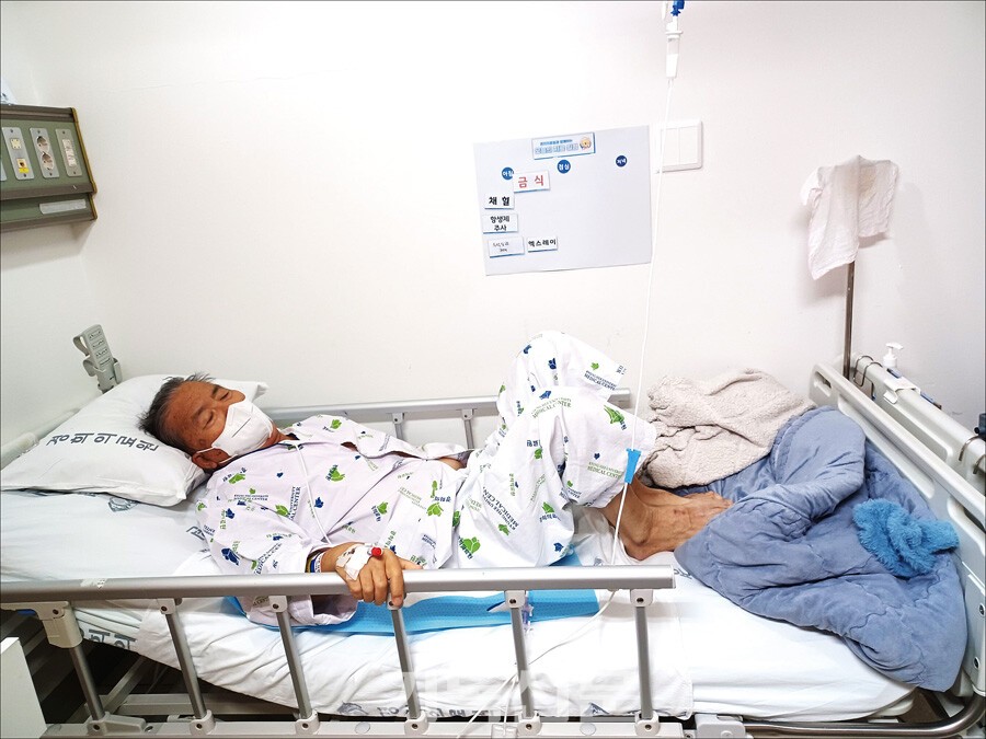 긴급수술을 받고 소생한 강현배 목사가 일반병실에서 회복하고 있다. 이제 강 목사에게 병원비를 마련하는 문제가 닥쳤다.