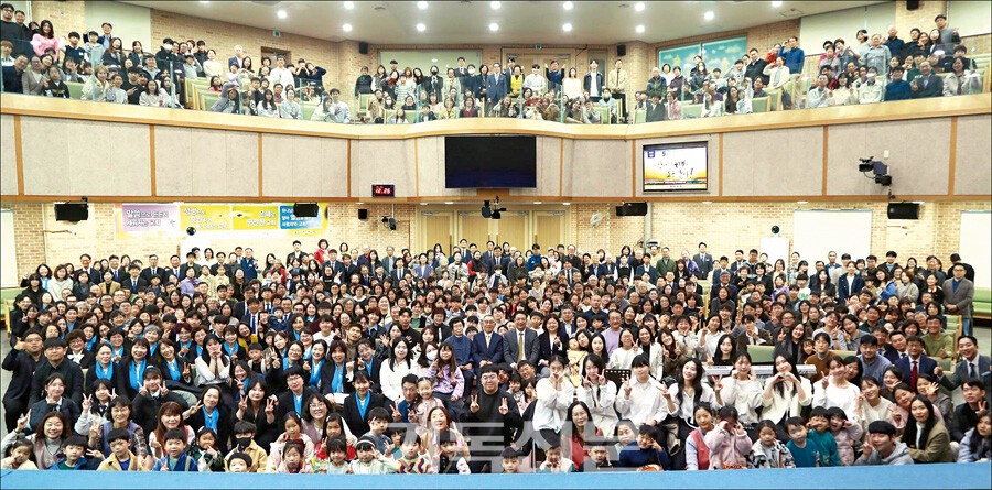  이천에서 가장 주목받는 교회로 부흥한 이천신하교회는 생명력 있는 말씀으로 성도들을 양육하고, 다음세대를 키우는 선교 공동체로 나아가고 있다.