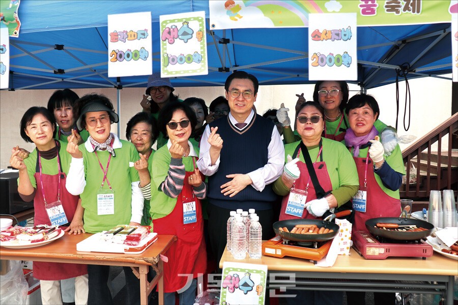 권준호 담임목사(가운데)가 먹거리마당에서 자원봉사를 하고 있는 성도들과 기념촬영을 하고 있다.