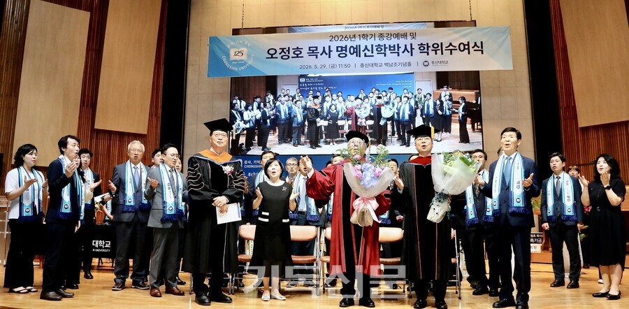명예신학박사 학위를 받은 오정호 목사(사진 가운데)가 새로남교회 출신 목회자들의 축하를 받으며 함께 찬송하고 있다.