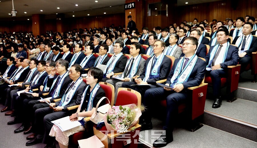 오정호 목사 명예신학박사 학위수여를 축하하기 위해 참석한 새로남교회 성도와 새로남교회 출신 목회자들이 예배를 드리고 있다.