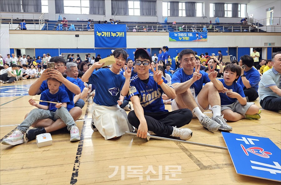 5월의 가정 사역은 25일 원주중부교회 행복축제로 마무리했다. 성도들은 예수를 믿지 않는 가족이나 장기결석한 이들을 초청해 한 공동체로서 행복한 시간을 가졌다. 원주중부교회는 다음세대를 위한 토요학교를 열어 예수님을 닮은 성품교육과 하나님이 주신 재능을 발견하고 개발하도록 돕고 있다. 토요학교에서 운영하는 축구팀 FC파이디온 소속 5학년 선수들은 총회에서 주최한 풋살대회에서 우승하는 기쁨도 누렸다.